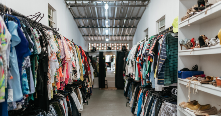 Bild på en fullpackad secondhand-butik som visar en mängd olika stilar och märken, en demonstration av den mångfald secondhand-shopping erbjuder.