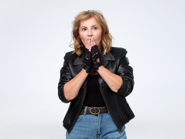 Kvinna i en perfekt skinnjacka hon hittade på en secondhand-butik.