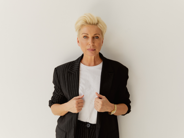 En harmonisk och stilmedveten outfit som framhäver personens unika stil genom kombinationen av nya och secondhandkläder.