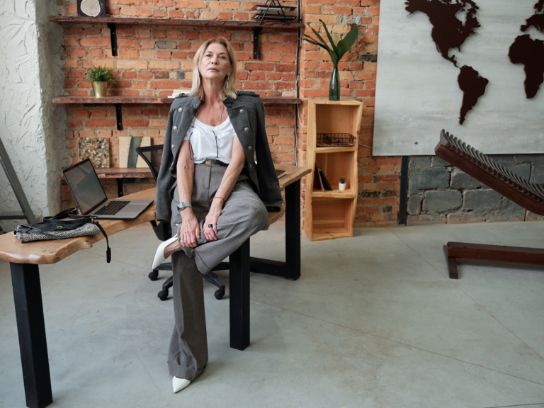 En harmonisk och stilmedveten outfit som framhäver personens unika stil genom kombinationen av nya och secondhandkläder.