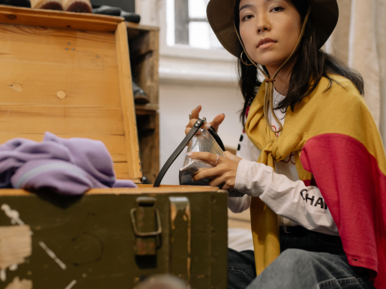 Person i en kombinerad stil av moderna och secondhand-kläder.